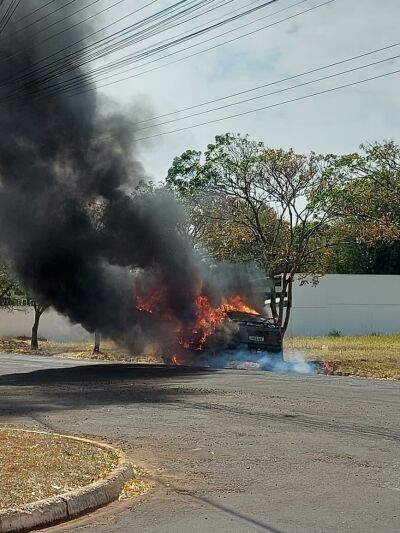 Imagem da notícia Carro pega fogo e fica destruído no centro de Chapadão do Sul